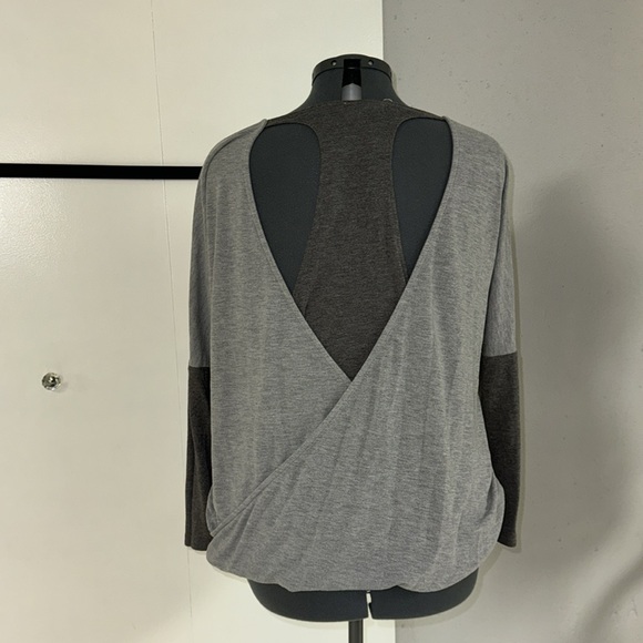 GUC Suzanne Betro Layer Look Open Back Yoga Top in Gray - Picture 2 of 6